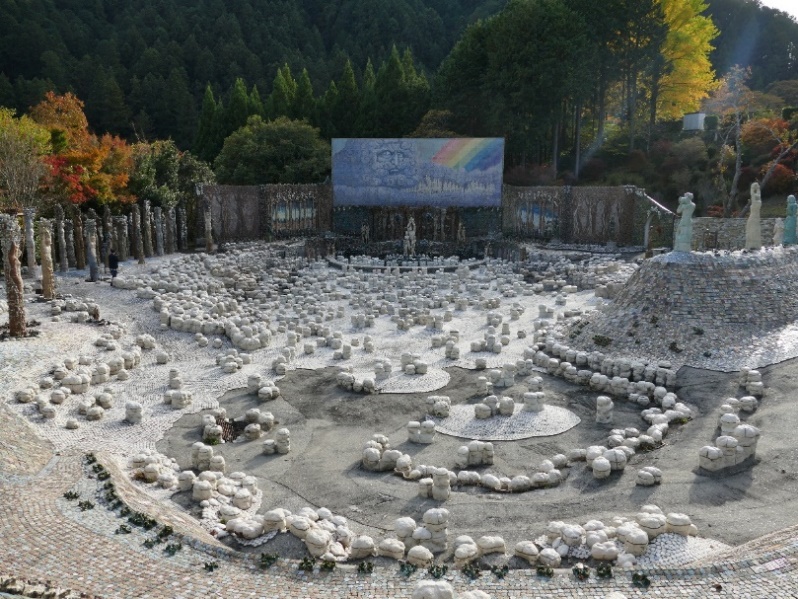 「虹の泉」雲の群の向こう最奥部に大陶壁と翼壁。 右手にミューズの丘。左手に樹人像の群。