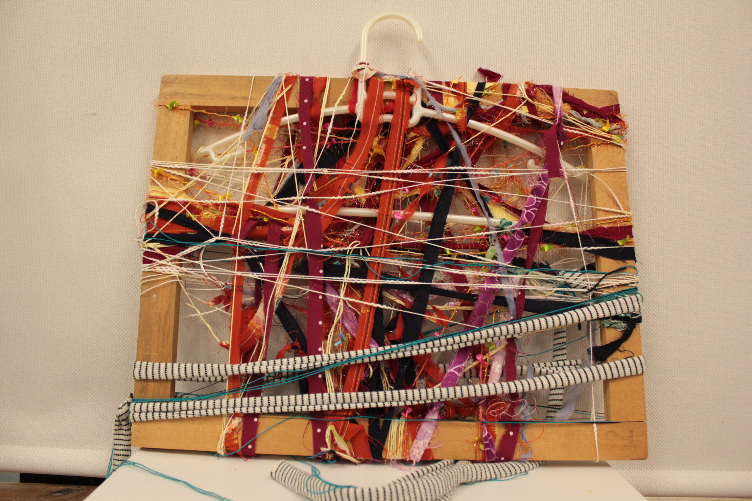 《無題》 木枠、ハンガー、紐など 390×410×30